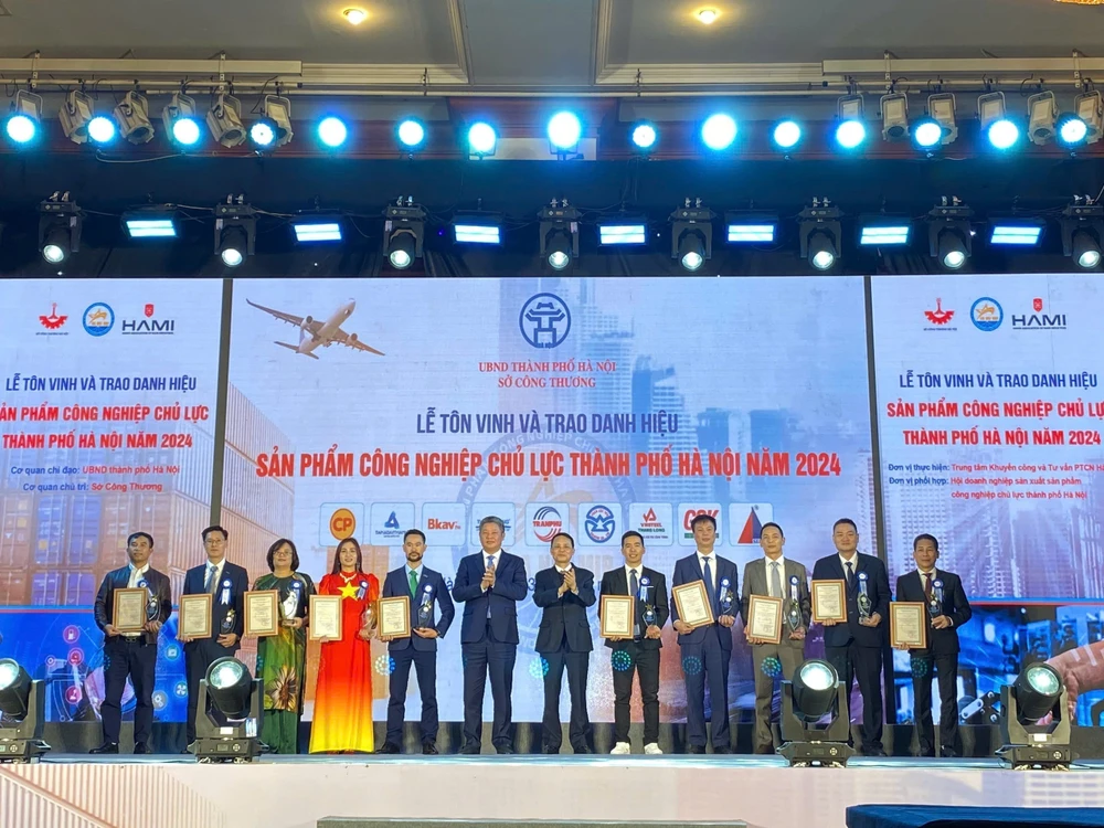 At the ceremony to honour key industrial products of Hanoi. (Photo: VNA)