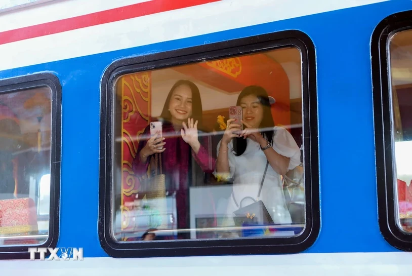 乘坐“连接中部遗产”的顺化—岘港旅游专列的乘客。图自越通社