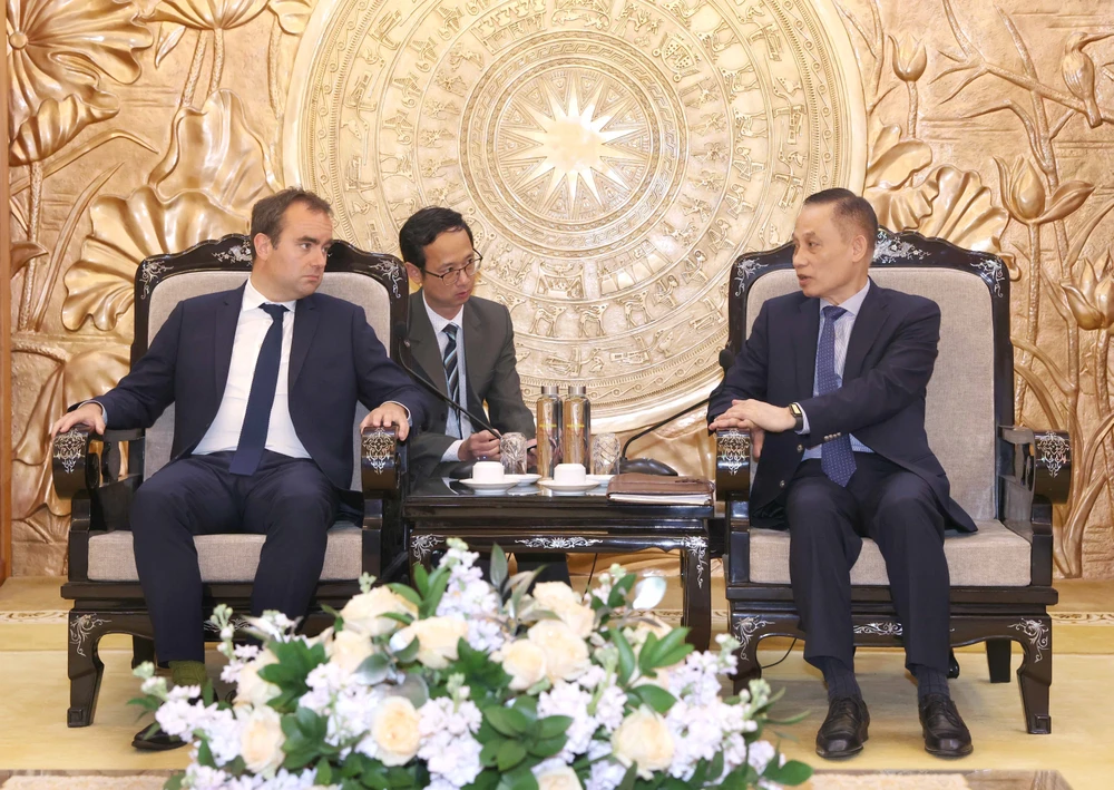 越共中央对外部部长黎怀忠会见法国国防部长塞巴斯蒂安·勒科尔努（Sébastien Lecornu）。图自越通社