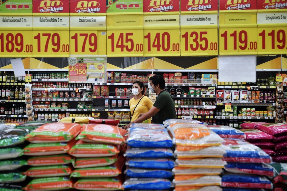 泰国曼谷一家超市出售大米。图自越通社