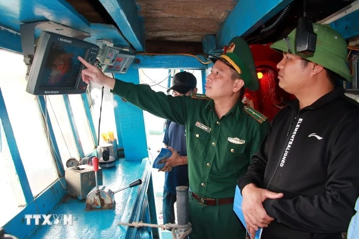 茶荣省边防部队检查渔船监控设备。图自越通社