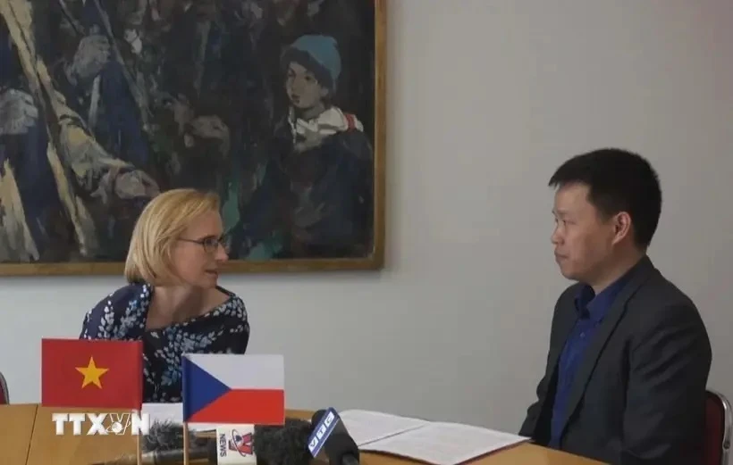 捷克和摩拉维亚共产党主席卡特日娜·科内奇纳接受越通社驻布拉格记者采访。图自越通社