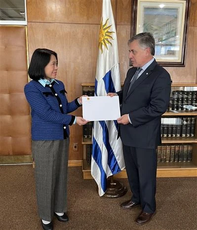 帕格尼尼接受越南驻阿根廷兼驻乌拉圭大使吴明月递交国书副本。图自越通社