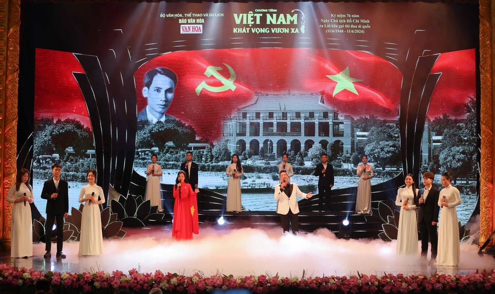 纪念胡伯伯发出《爱国竞赛号召书》76周年的“越南——向远而行之渴望”的特殊文艺演出。图自越通社