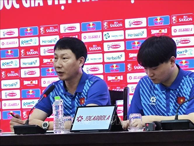 越南球队主教练金相植（左）。图自越通社