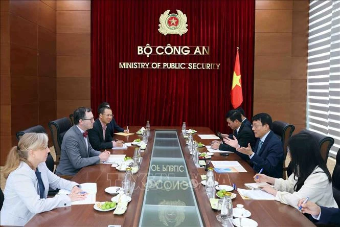 越南公安部部长梁三光上将会见美国信息产业理事会首席执行官贾森•奥克斯曼。图自越通社
