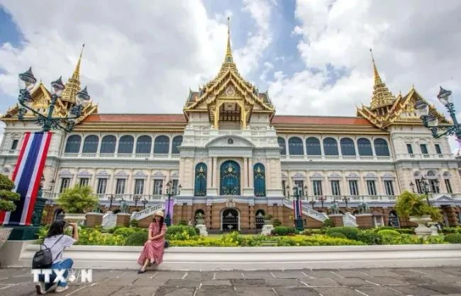 游客参观曼谷大皇宫。图自越通社