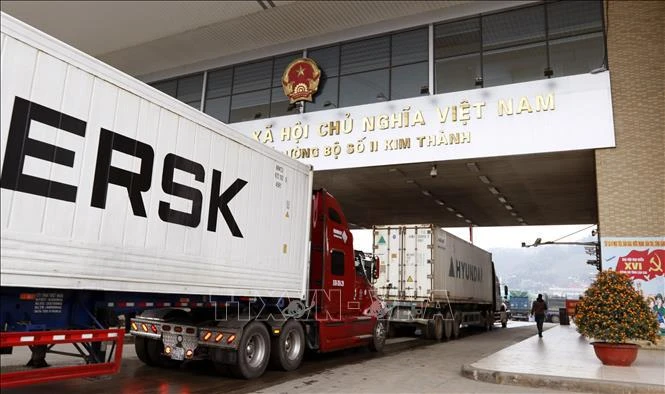 集装箱货车在金城二号陆路国际口岸等待办理向中国出口的手续。图自越通社