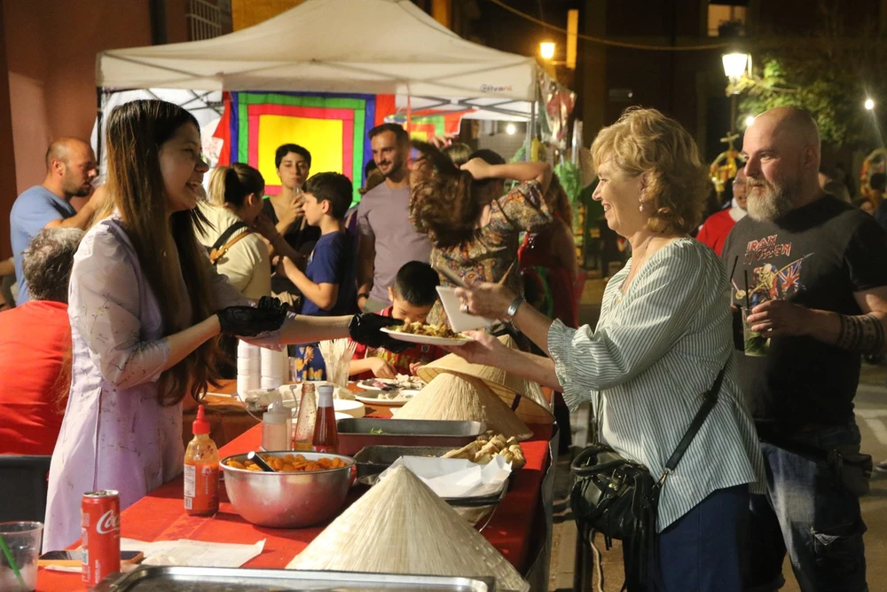 意大利和国际食客享用越南菜肴。图自越通社