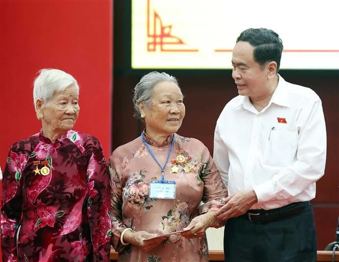 越南国会主席陈青敏向后江省越南英雄母亲、政策家庭和对革命有功者赠送礼物。图自越通社