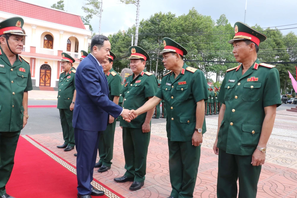 越南国会主席陈青敏走访慰问第九军区党委和司令部。图自越通社