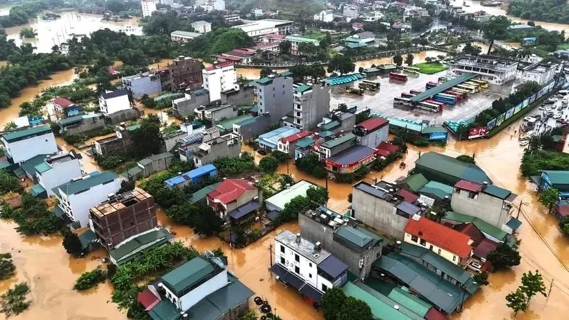 河江市从6月9日夜间至6月10日下午连日遭遇强降雨，整个城市被大雨淹没。。图自越通社