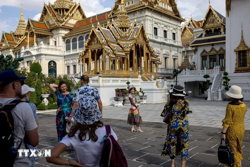 游客参观泰国大皇宫。图自越通社
