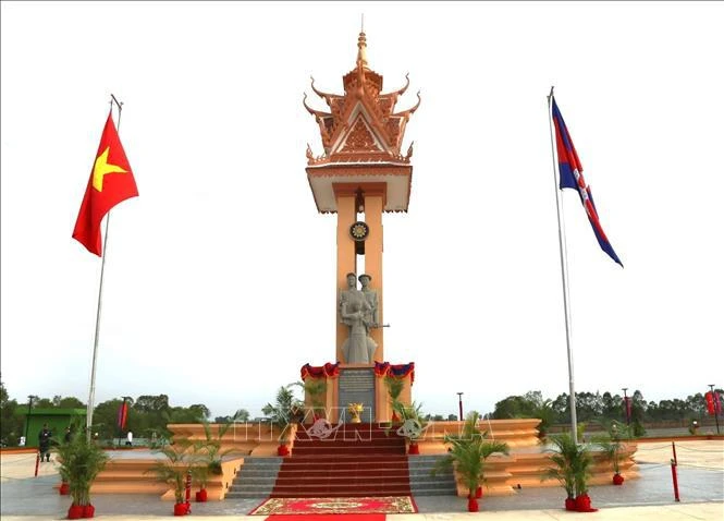 设在柬埔寨柴桢省的越柬友谊纪念碑。图自越通社