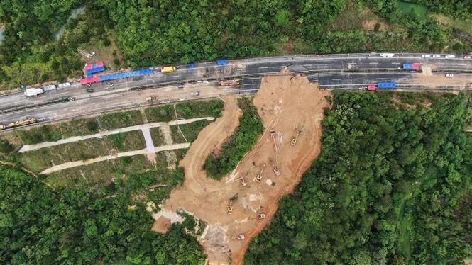 At the site of the landslide. (Photo: Xinhua/VNA)