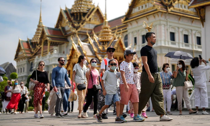 Tourists visit the Grand Palace in Bangkok, Thailand, (Photo: Reuters.com 