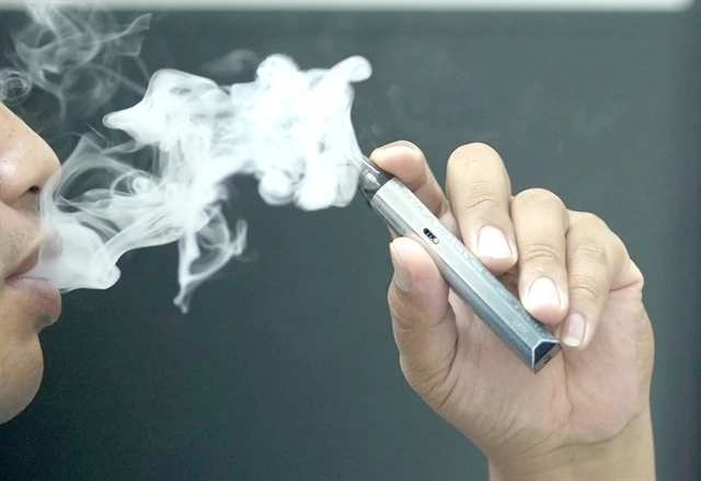 A man uses e-cigarette. (Ohoto: VNA)
