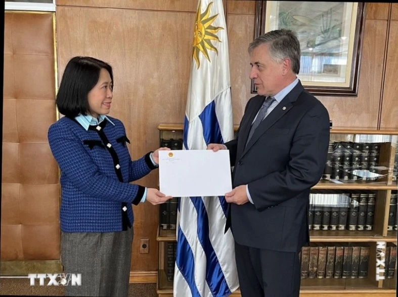Vietnamese Ambassador to Argentina and Uruguay Ngo Minh Nguyet (L) presents a copy of her credentials to Uruguayan Minister of Foreign Affairs Omar Paganini in Montevideo on May 16, (Photo: VNA) 
