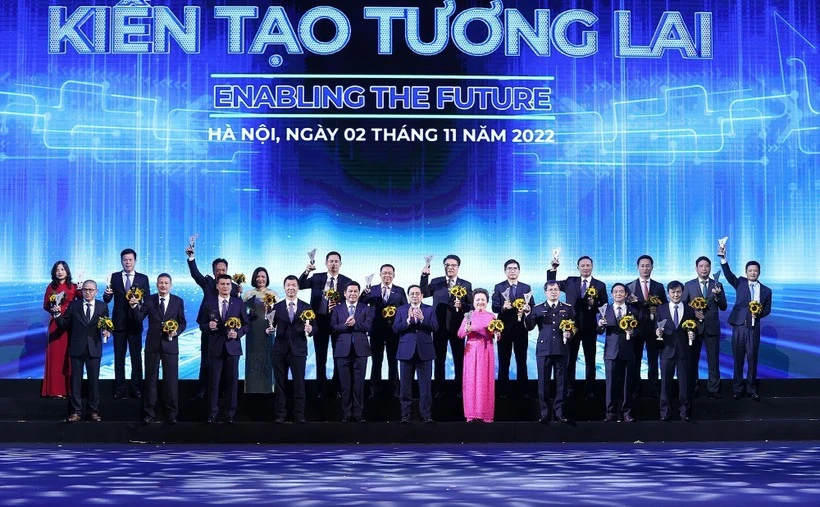 Prime Minister Pham Minh Chinh and representatives of businesses whose products achieved the Vietnam National Brand in 2022. (Photo: VietnamPlus)