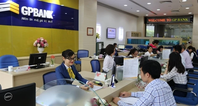 Customers make transactions at a GPBank office. Current policies and financial resources to handle weak banks still have many inadequacies. (Photo gpbank.com.vn) 