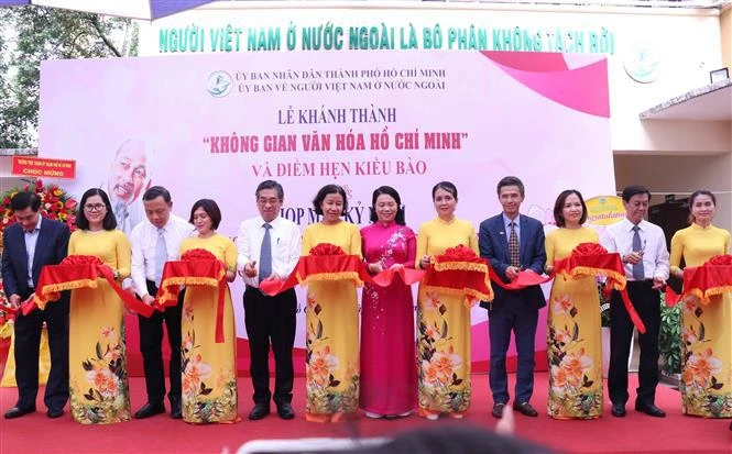 Delegates at the "Ho Chi Minh Cultural Space" and "Overseas Vietnamese Rendezvous Point" inauguration ceremony. (Photo: VNA)