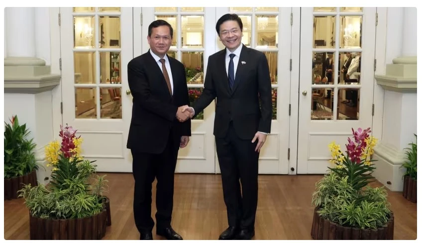 Singaporean Prime Minister Lawrence Wong (R) greets Cambodian Prime Minister Hun Manet on June 18. (Photo: Singapore's Ministry of Communications and Information) 