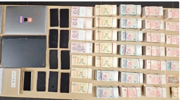 Cash and gambling paraphernalia seized during a transnational unlawful betting cracking operation by the Singaporean and Malaysian police. (Photo: channelnewsasia.com) 