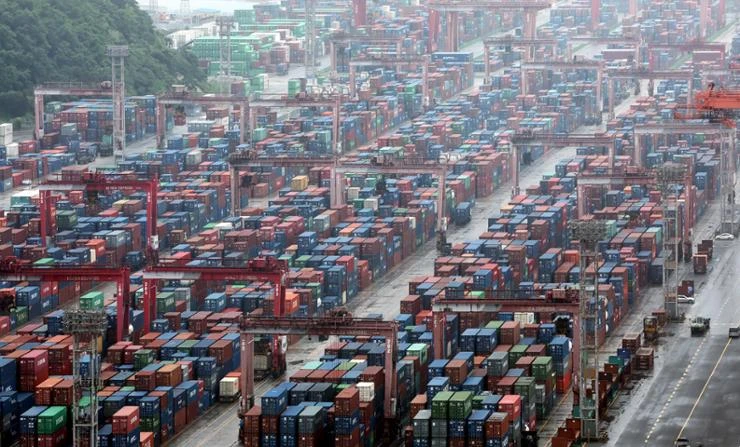 Shipping containers are stacked at a port in Busan (Photo: koreatimes.co.kr)