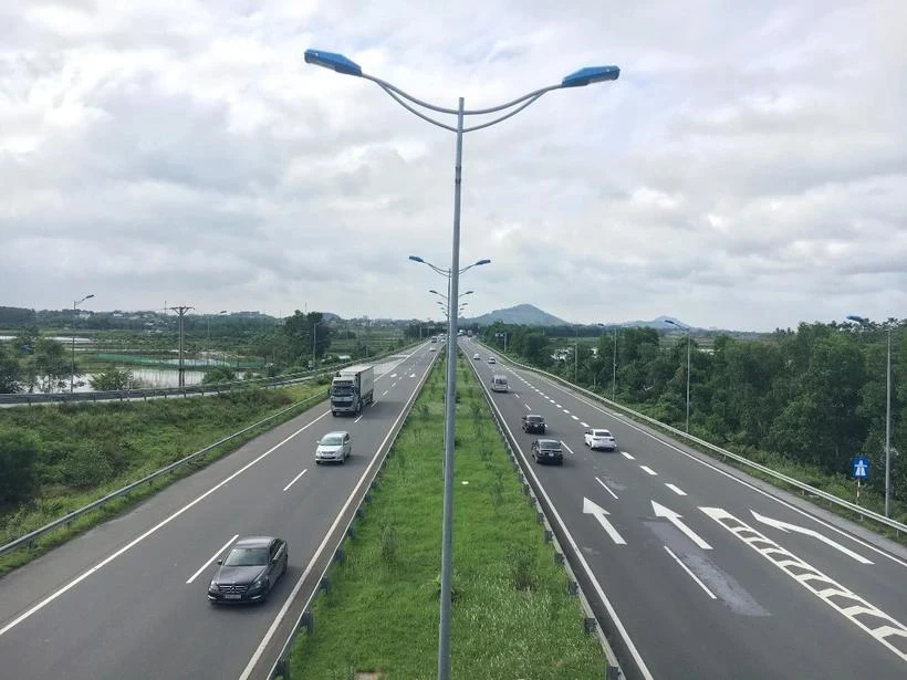 The Intelligent Transport System (ITS) is defined as the key to promoting efficiency in the management and operation of highways and improving traffic capacity, thus helping to minimise traffic congestion, accidents, and environmental pollution. (Photo: VietnamPlus)