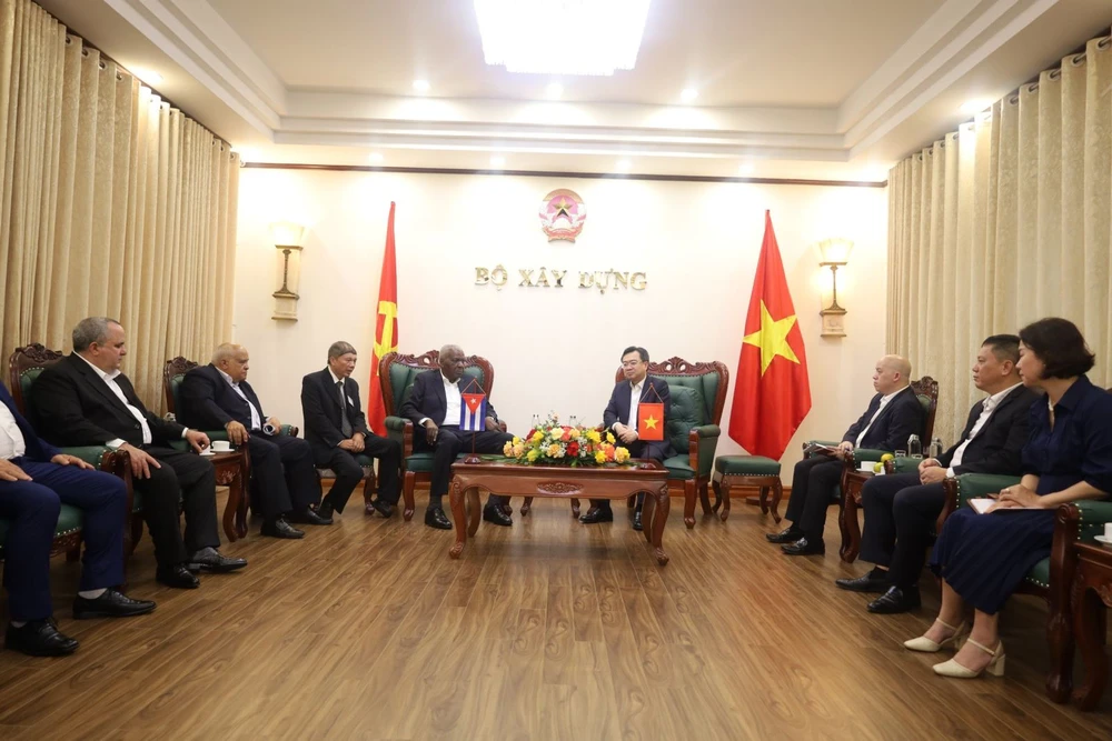 Minister of Construction Nguyen Thanh Nghi and Algeria's Minister of War Veterans and Rights Holders Laid Rebigua, Hanoi, July 26 (Photo: VNA)