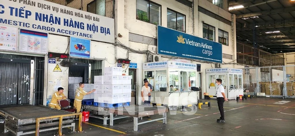 Vietnam Airlines continues waiving vaccine shipping costs (Photo: VNA)