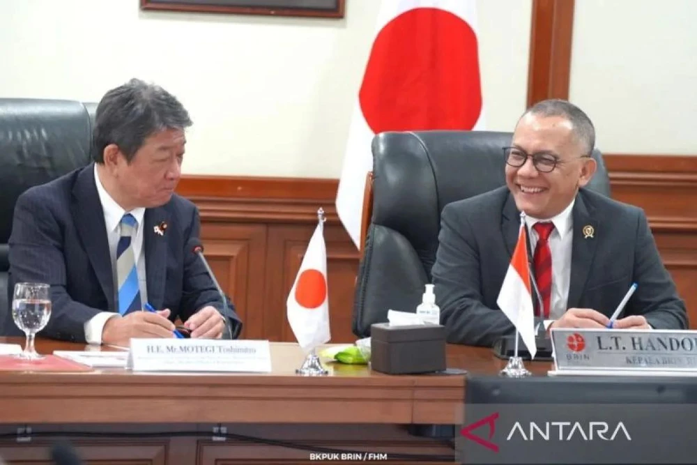 Secretary General of the Japanese Liberal Democratic Party (LDP), Motegi Toshimitsu (L), with Head of the National Research and Innovation Agency (BRIN), Laksana Tri Handoko, at the BRIN Office in Jakarta, July 29, 2024. (Photo: en.antaranews.com)