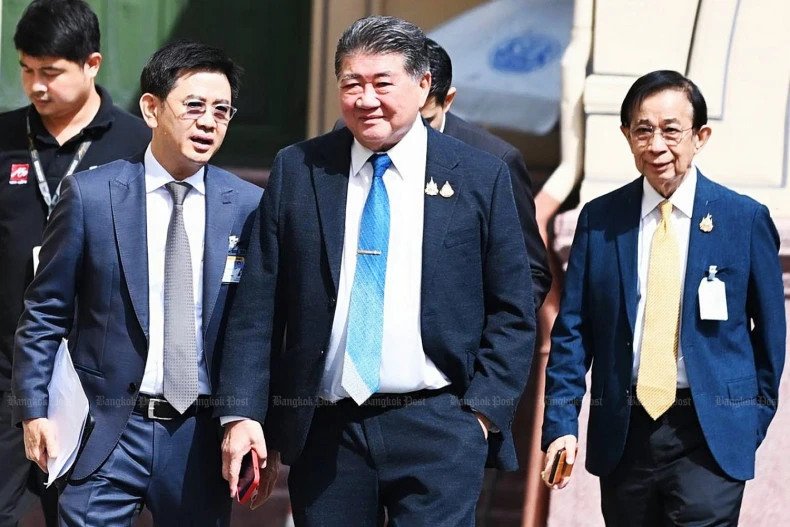 Thailand's Deputy Prime Minister and Commerce Minister Phumtham, centre, said the ministry was assigned by the premier to introduce the three-month economic recovery plan from Aug 20 to Nov 20. (Photo: bangkokpost.com) 