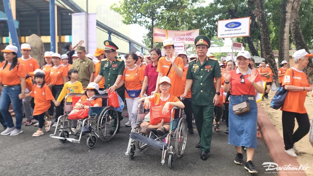 Over 5,000 join charity walk to support Agent Orange/dioxin victims (Photo: VNA)