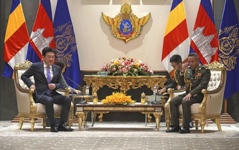 Defence Minister of Japan Minoru Kihara (L) and his Cambodian counterpart Tea Seiha. (Photo: Kyodo)