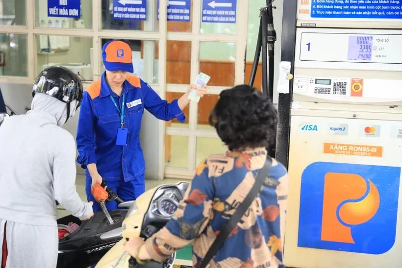 Petrol prices revised down on August 8 (Photo: VNA)