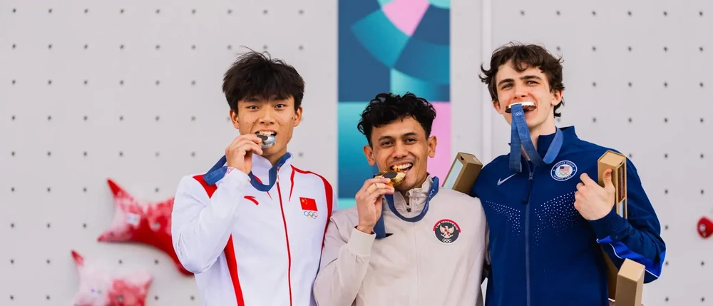 Indonesian speed climber Leonardo (C) clinches a gold medal in the men’s speed climbing at the 2024 Olympic Games in Paris. (Photo: 