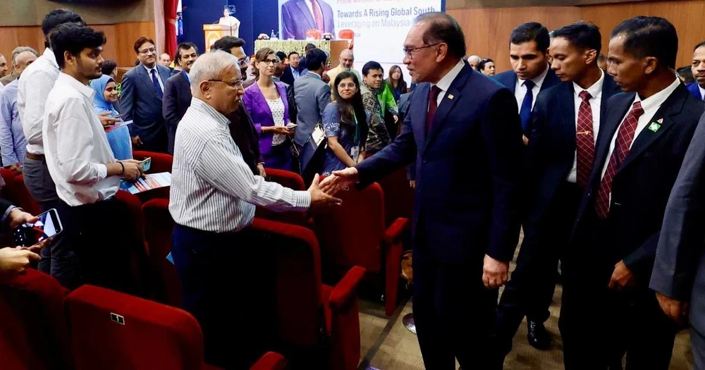 Malaysian Prime Minister Datuk Seri Anwar Ibrahim shaking hands with attendees after delivering a lecture in New Delhi. (Photo: BERNAMA)