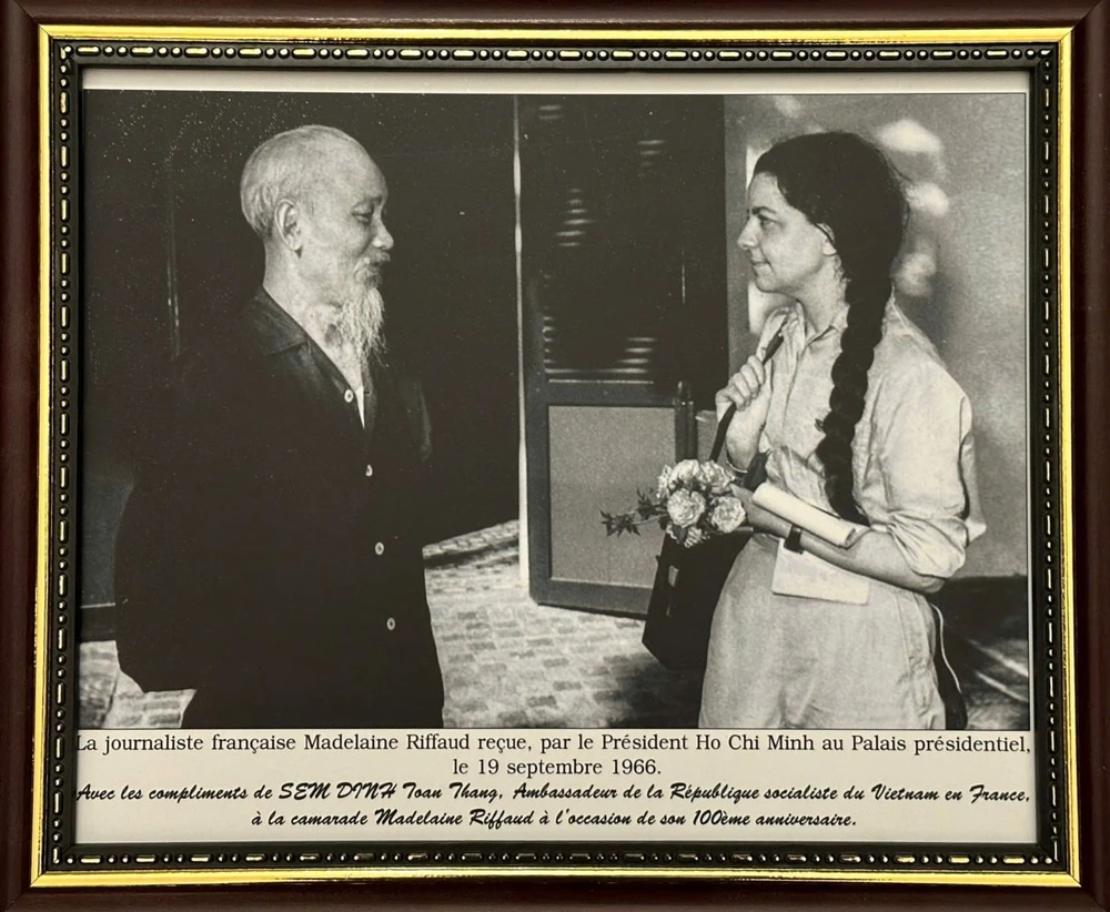 Madeleine Riffaud (R) is a model of dedication and selflessness, highlighting her crucial role in Vietnam's fight for independence and unity. (Photo: File photo)