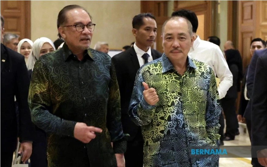 Malaysian Prime Minister Anwar Ibrahim (L) on August 27 attends the 25th bilateral annual leaders’ consultation at Istana Nurul Iman and meets with Brunei’s Sultan Hassanal Bolkiah. (Photo:bernama.com)