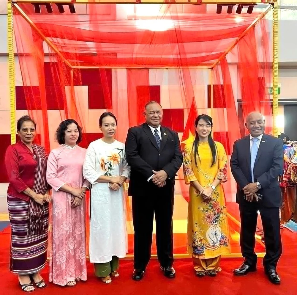 Timor Leste's Foreign Minister Bendito Freitas (third from right), and Timor Leste's Ambassador to Brunei Abel Guterres (far right), pose for a commemorative photo at the Vietnamese Embassy's exhibition space in Brunei. (Photo: Vietnamese Embassy in Brunei)