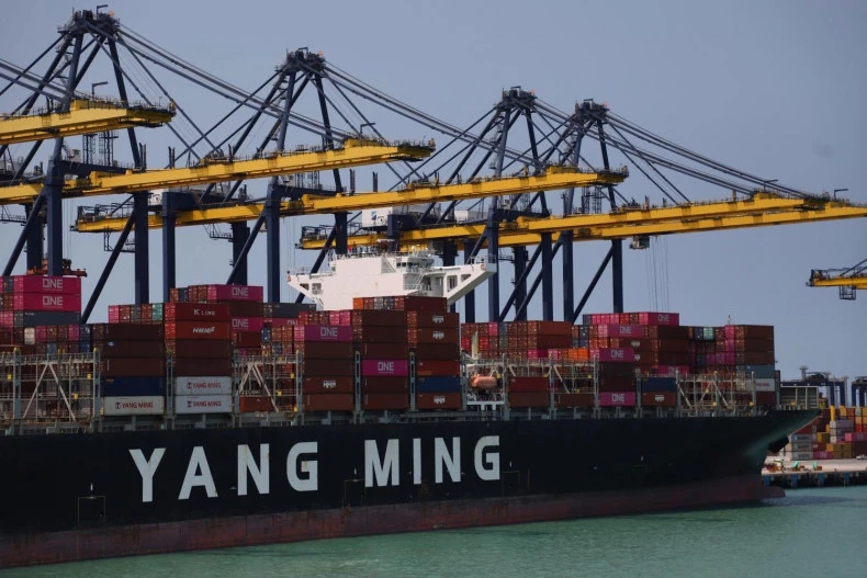 A shipping vessel laden with containers docks at Laem Chabang deep-sea port in Chon Buri province, Thailand. (Photo: bangkokpost.com) 