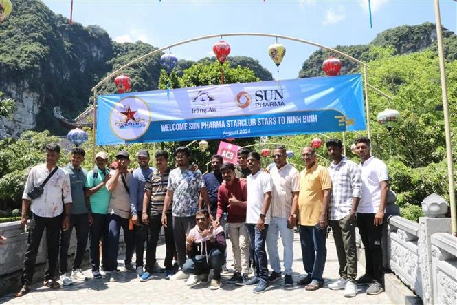 A group of 4,500 visitors organised by an Indian billionaire's pharmaceutical company arrives in Ninh Binh province on August 28, beginning their journey to explore the Trang An eco-tourism site in Hoa Lu District. (Photo: VNA)