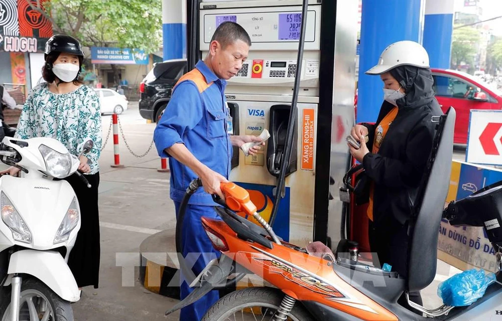 Petrol prices revised down on September 5 (Photo: VNA)