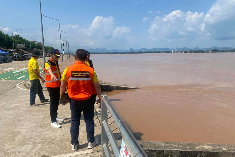 Officials view the rising Mekong River in Muang district of Nakhon Phanom on September 17 (Photo: bangkokpost.com) 