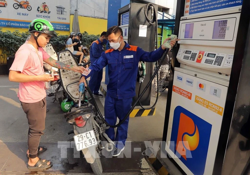 Petrol prices increases slightly on September 19 (Photo: VNA)