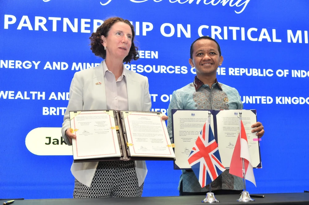 Indonesian Energy and Mineral Resources Minister Bahlil Lahadalia (right) and British Development Minister Anneliese Dodds pose on Sept. 18, 2024 with copies of a memorandum of understanding on critical minerals at a signing ceremony in Jakarta. (Photo: thejakartapost.com) 