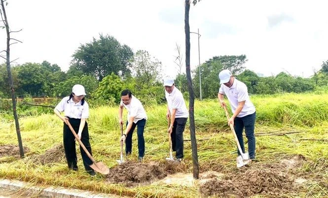 Delegates plant trees at Chu Van An Park in Thanh Tri district, Hanoi (Photo: VNA)