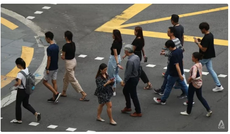 People crossing the street at the central business district (CBD) in Singapore. (File photo: channelnewsasia.com) 