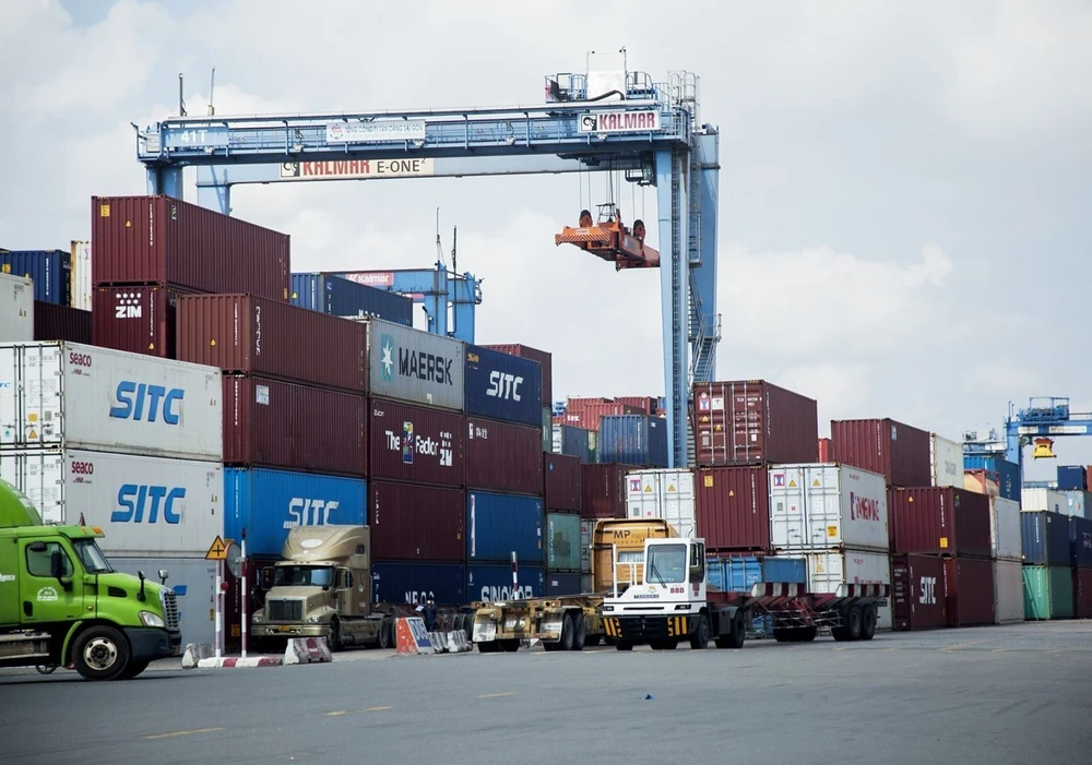 The state budget revenue from import-export activities tops 306 trillion VND during the first nine months of 2024, up 13.5% year on year (Photo: VNA)